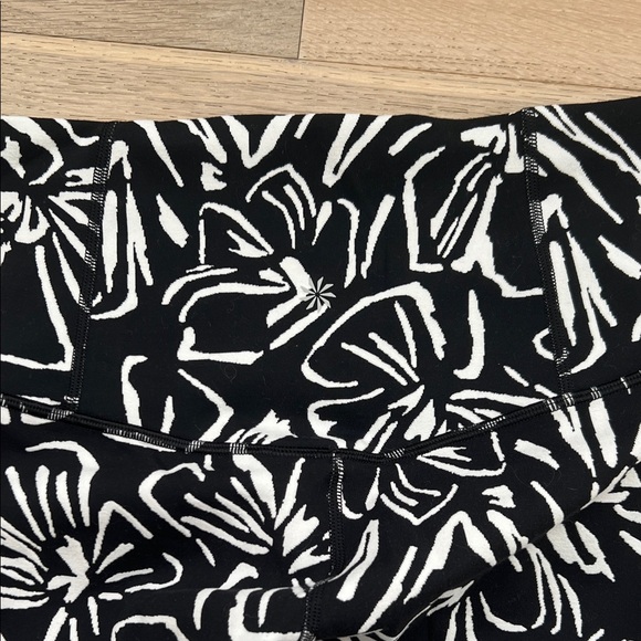 Stylish Black and White Women’s Leggings - Picture 7 of 8